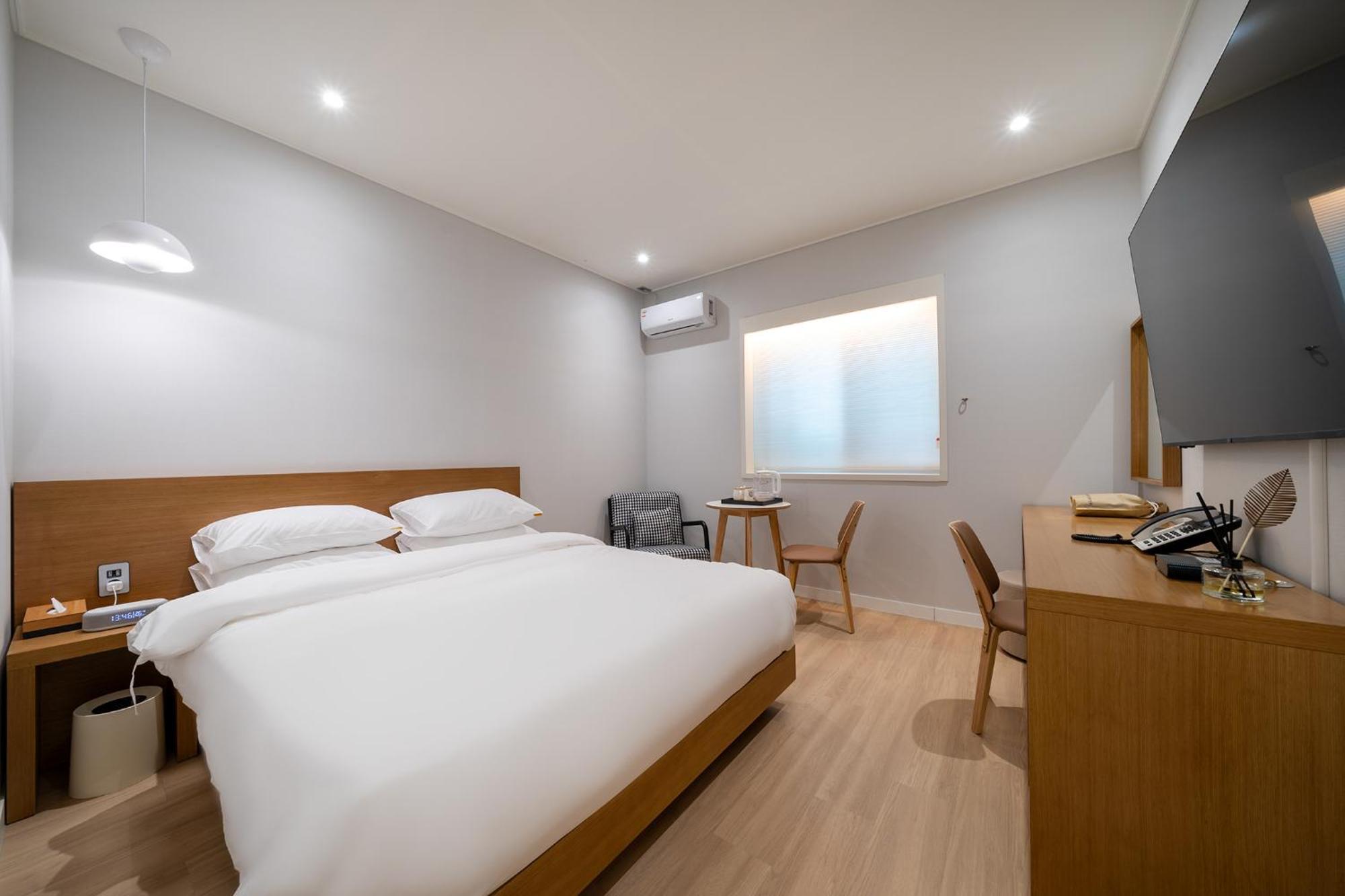 Mono Hotel Σουγόν Εξωτερικό φωτογραφία